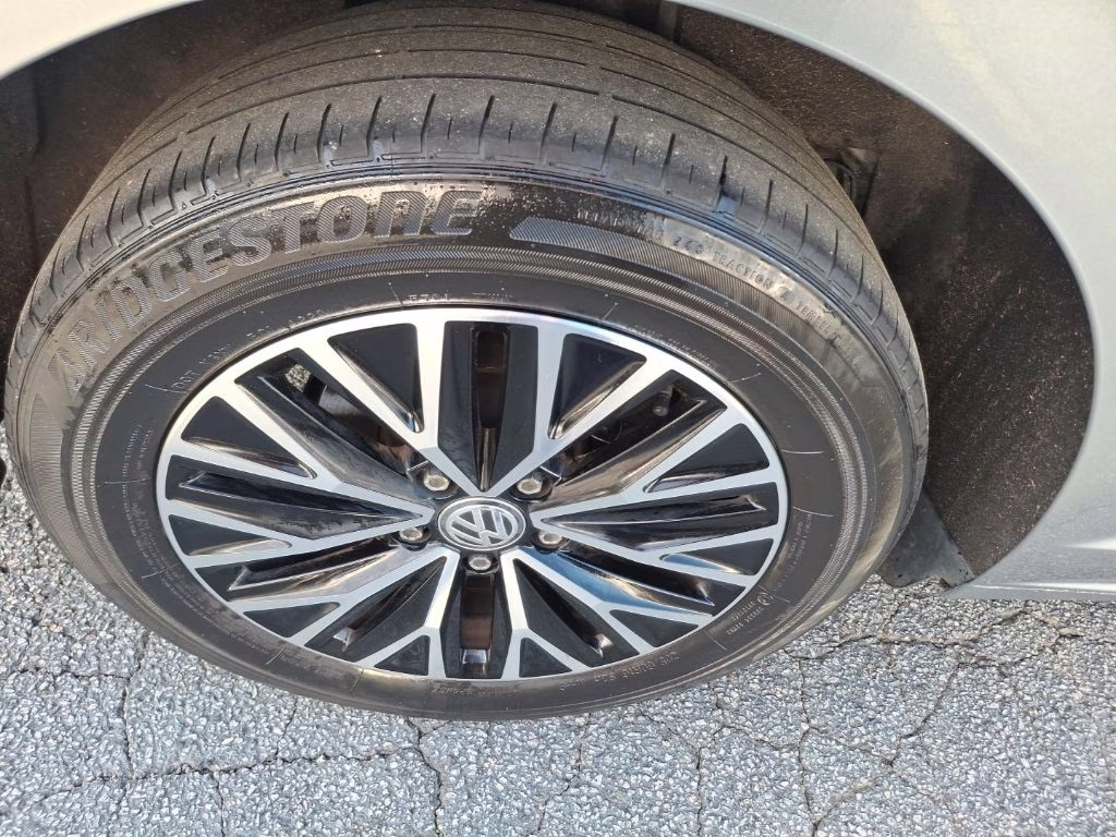 2021 Silver Metallic Volkswagen Jetta 1.4T S FWD Sedan