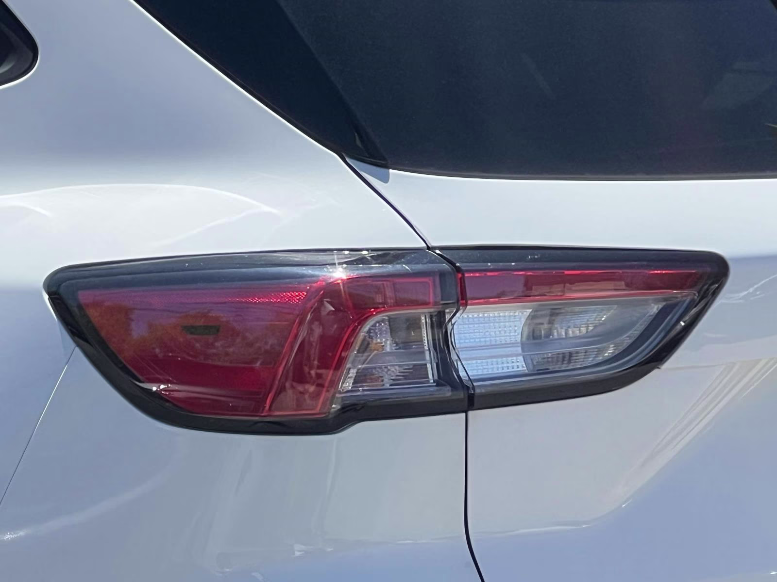 2022 White Ford Escape SE AWD SUV