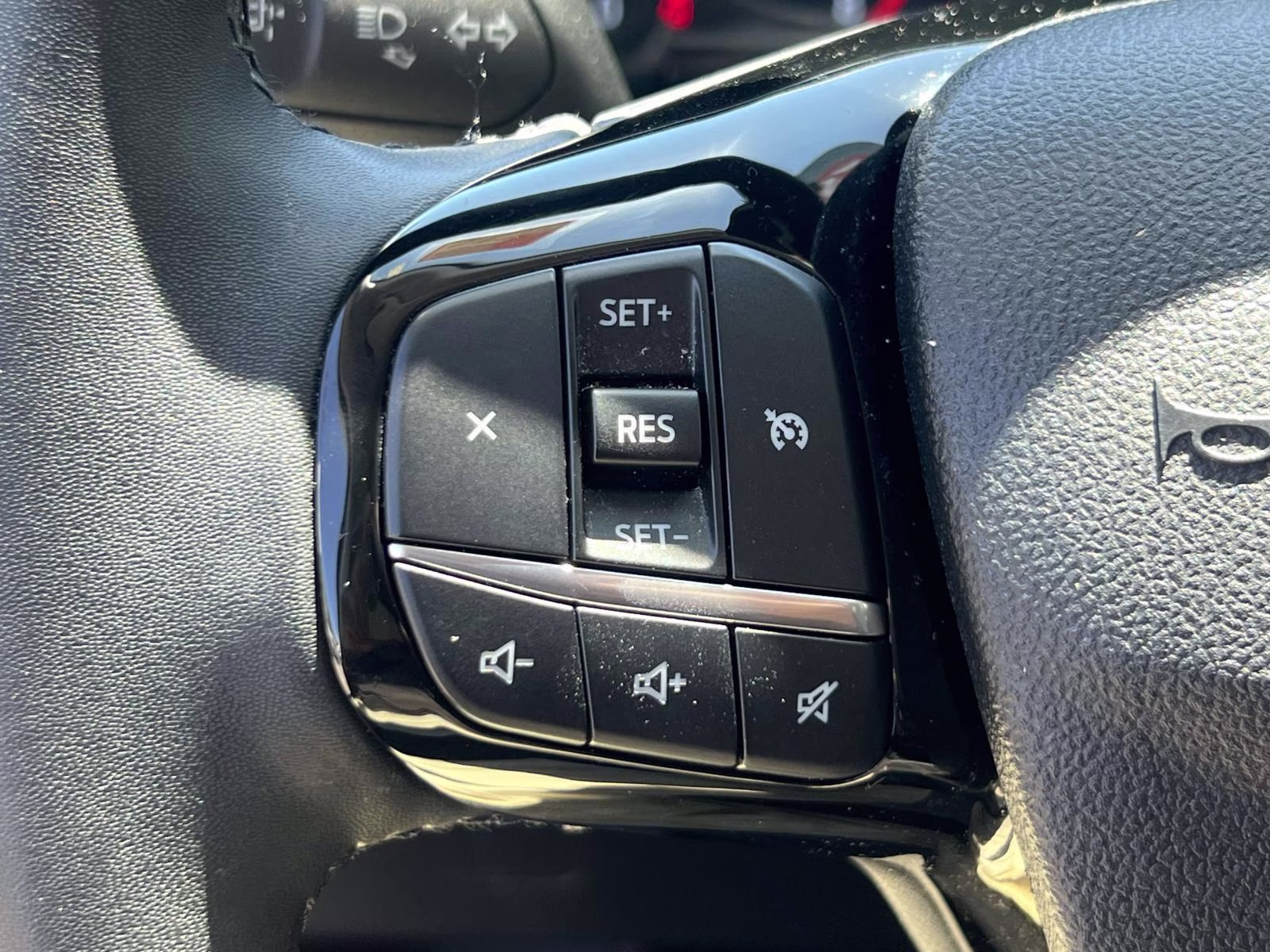 2022 White Ford Escape SE AWD SUV
