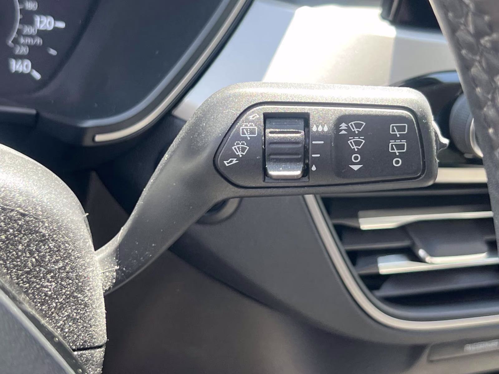 2022 White Ford Escape SE AWD SUV