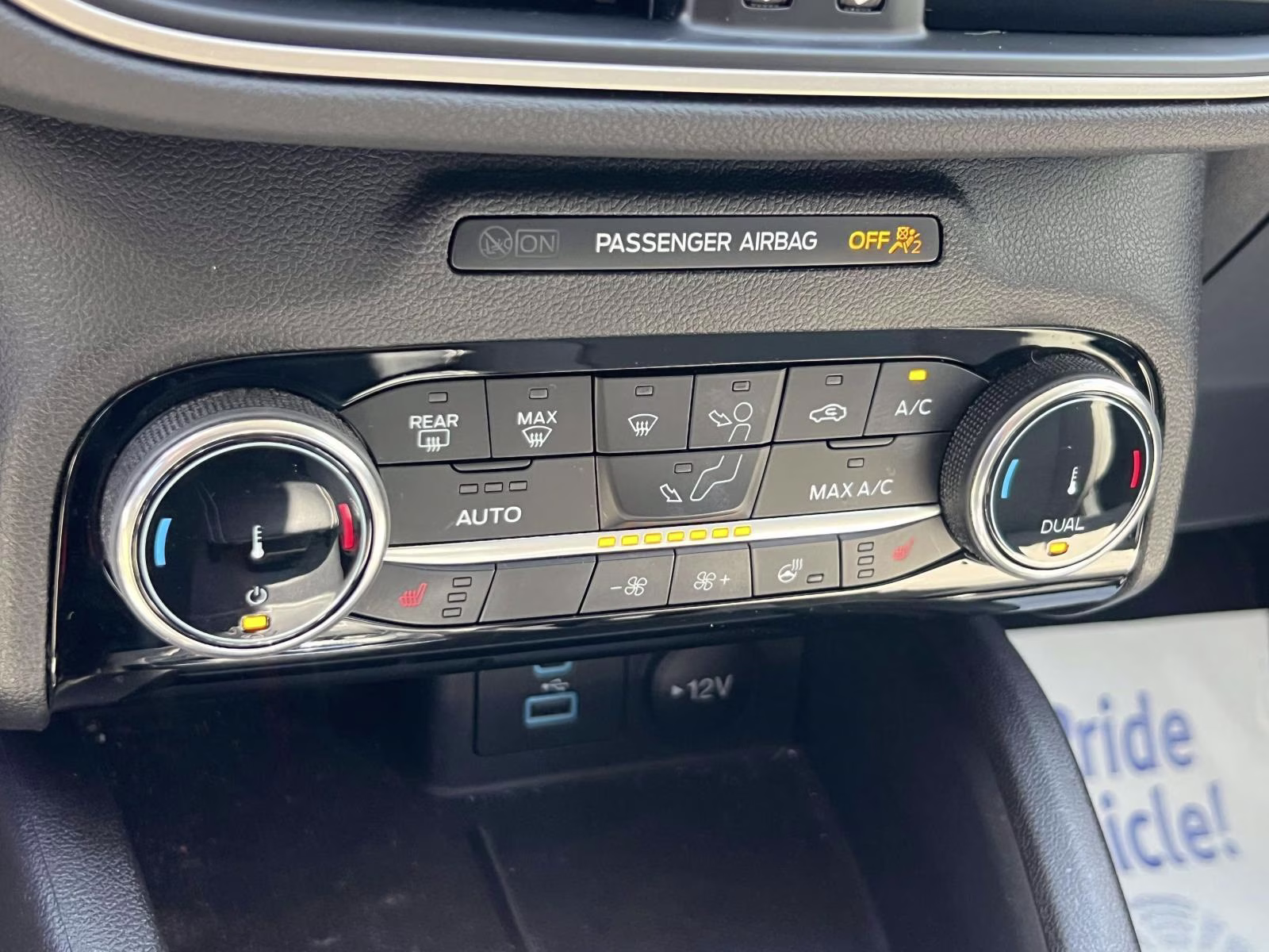 2022 White Ford Escape SE AWD SUV