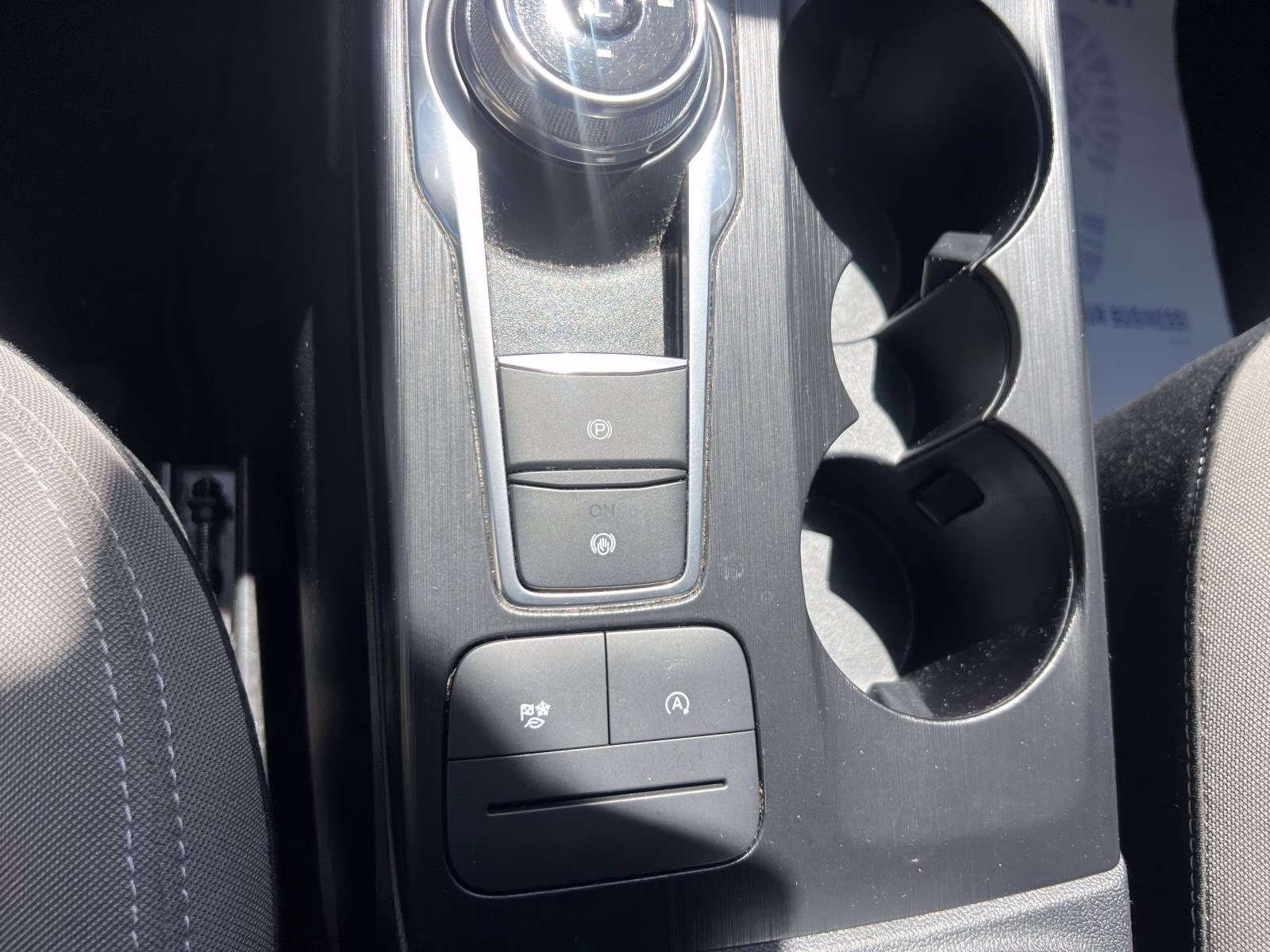 2022 White Ford Escape SE AWD SUV