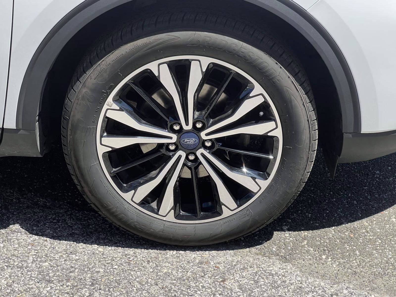 2022 White Ford Escape SE AWD SUV