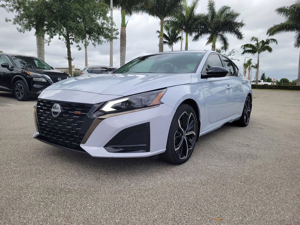 2023 Pearl Nissan Altima 2.5 SR FWD Sedan