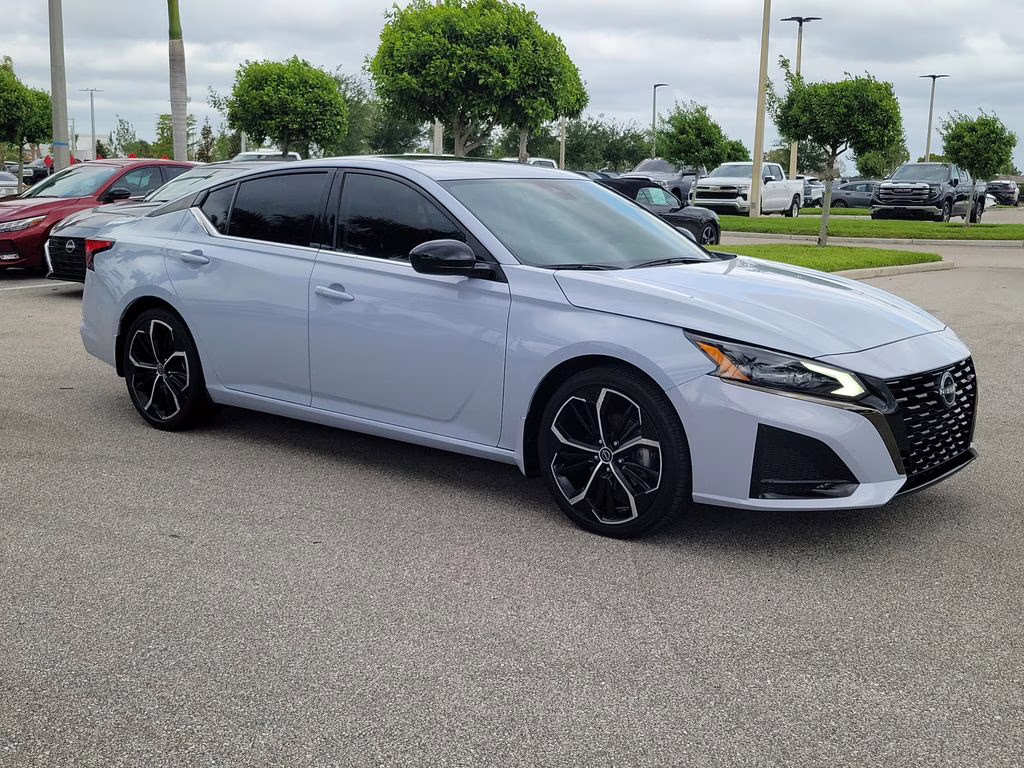 2023 Pearl Nissan Altima 2.5 SR FWD Sedan