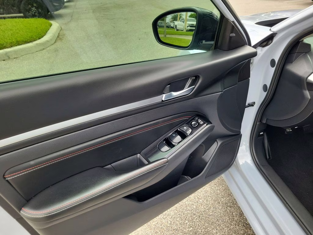 2023 Pearl Nissan Altima 2.5 SR FWD Sedan