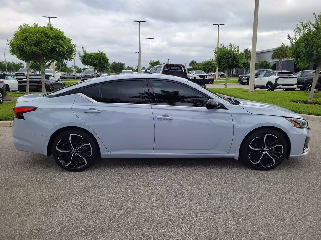 2023 Pearl Nissan Altima 2.5 SR FWD Sedan