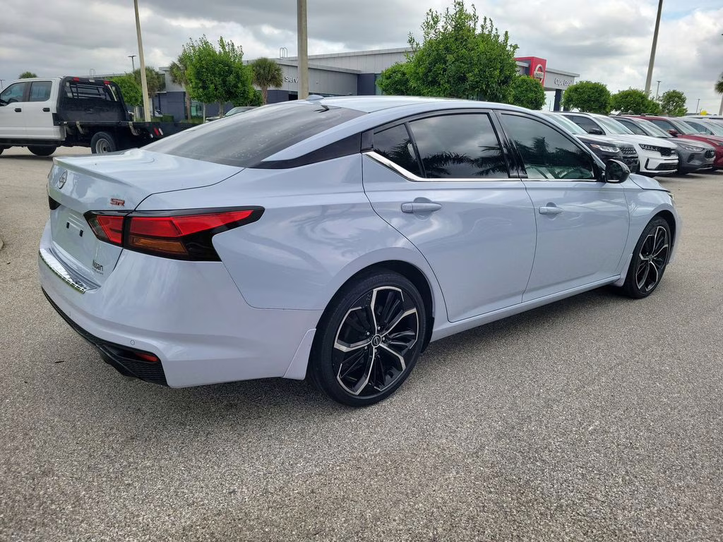 2023 Pearl Nissan Altima 2.5 SR FWD Sedan
