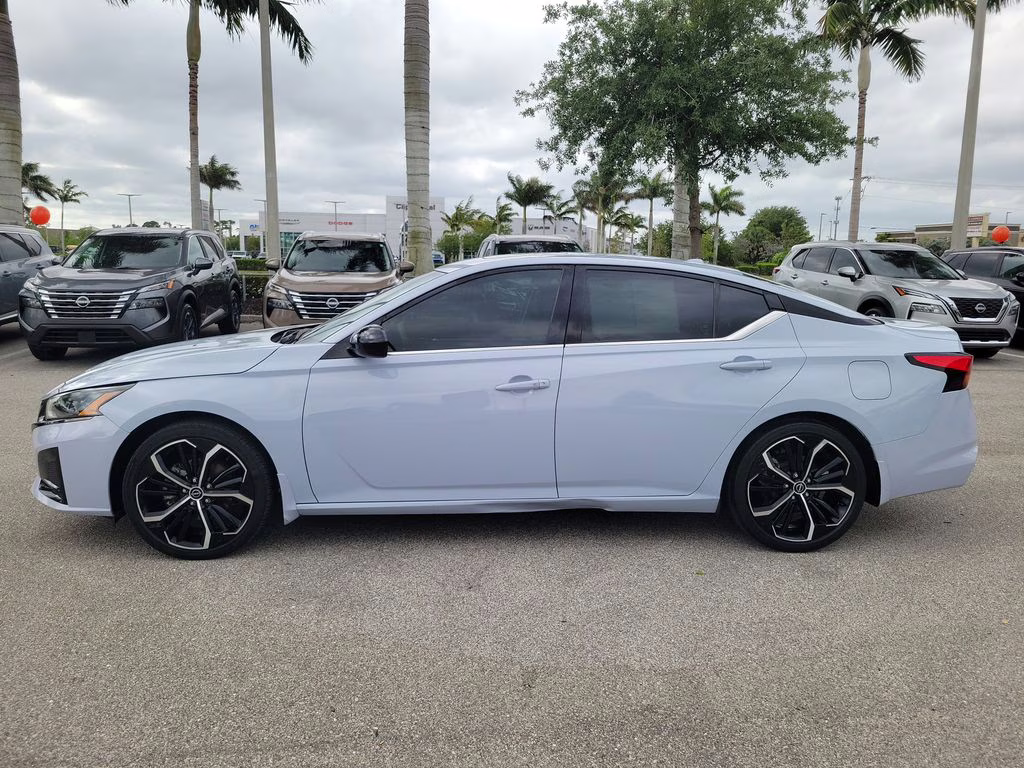 2023 Pearl Nissan Altima 2.5 SR FWD Sedan