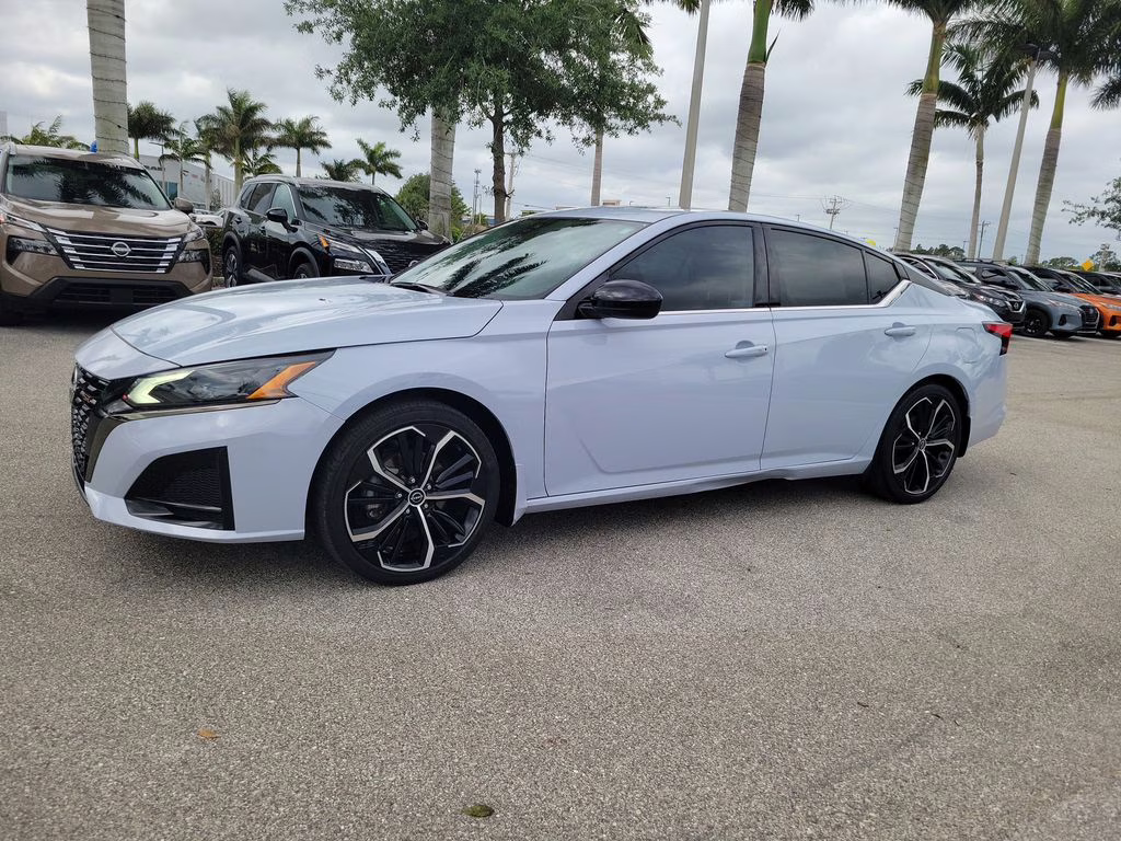 2023 Pearl Nissan Altima 2.5 SR FWD Sedan