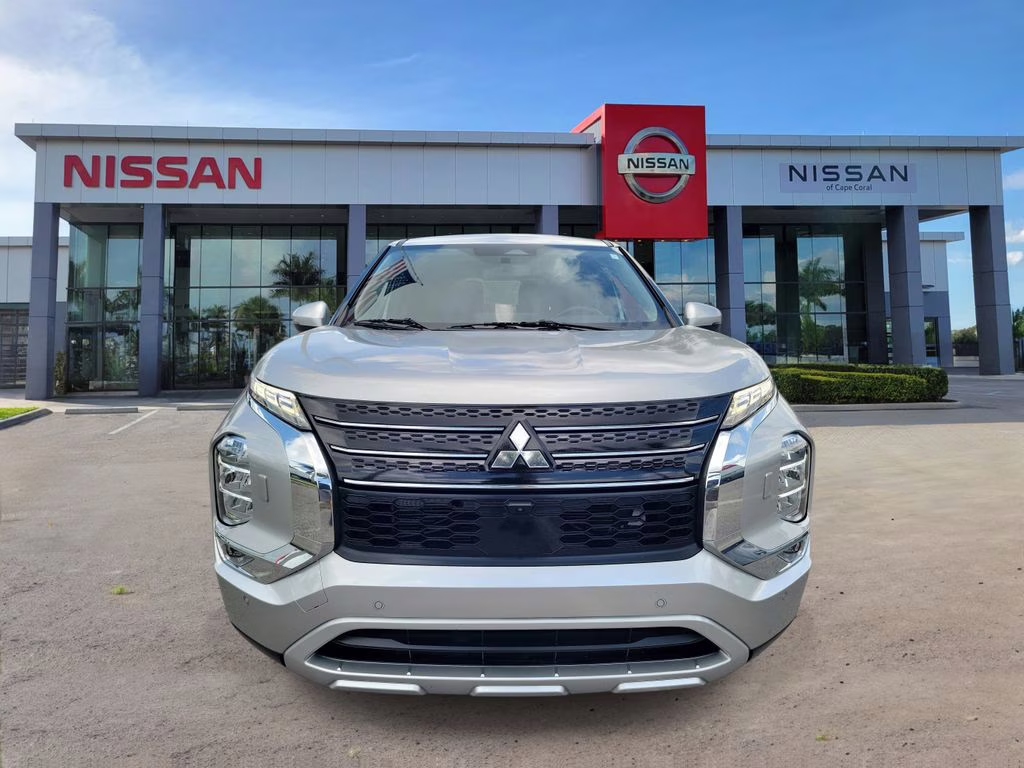 2024 Alloy Silver Metallic/Black Roof Mitsubishi Outlander SE AWD SUV