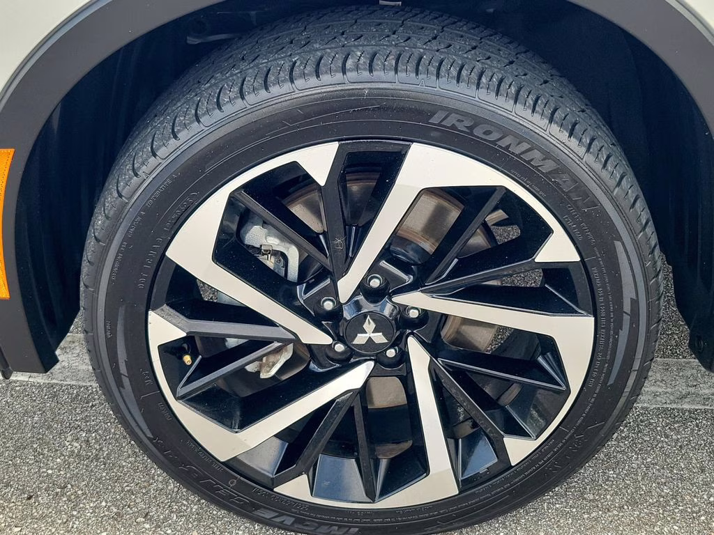 2024 Alloy Silver Metallic/Black Roof Mitsubishi Outlander SE AWD SUV