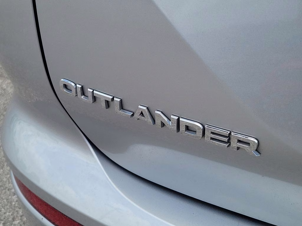 2024 Alloy Silver Metallic/Black Roof Mitsubishi Outlander SE AWD SUV