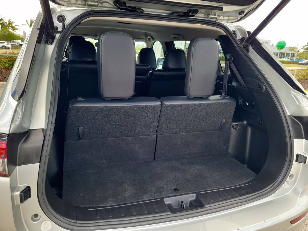 2024 Alloy Silver Metallic/Black Roof Mitsubishi Outlander SE AWD SUV