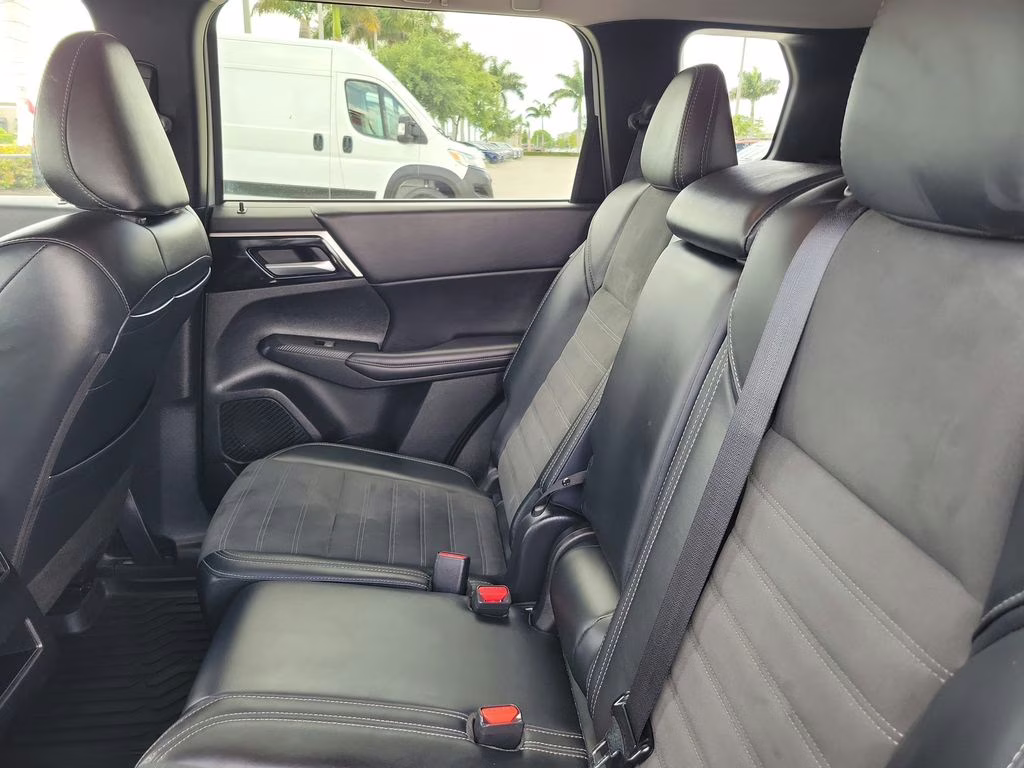 2024 Alloy Silver Metallic/Black Roof Mitsubishi Outlander SE AWD SUV