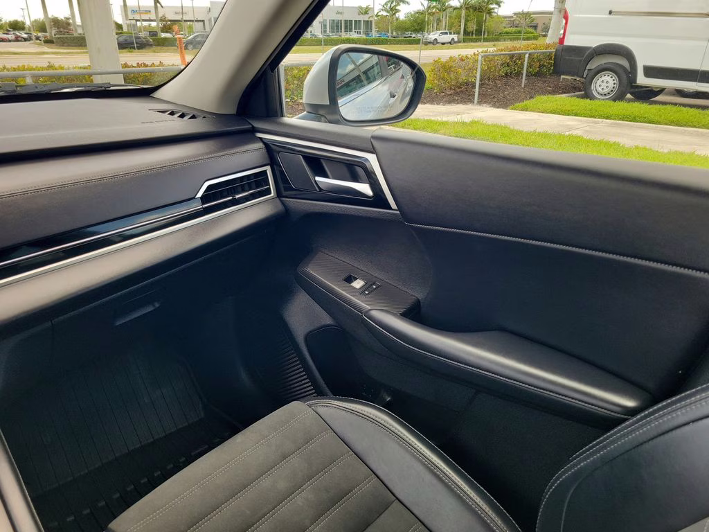 2024 Alloy Silver Metallic/Black Roof Mitsubishi Outlander SE AWD SUV