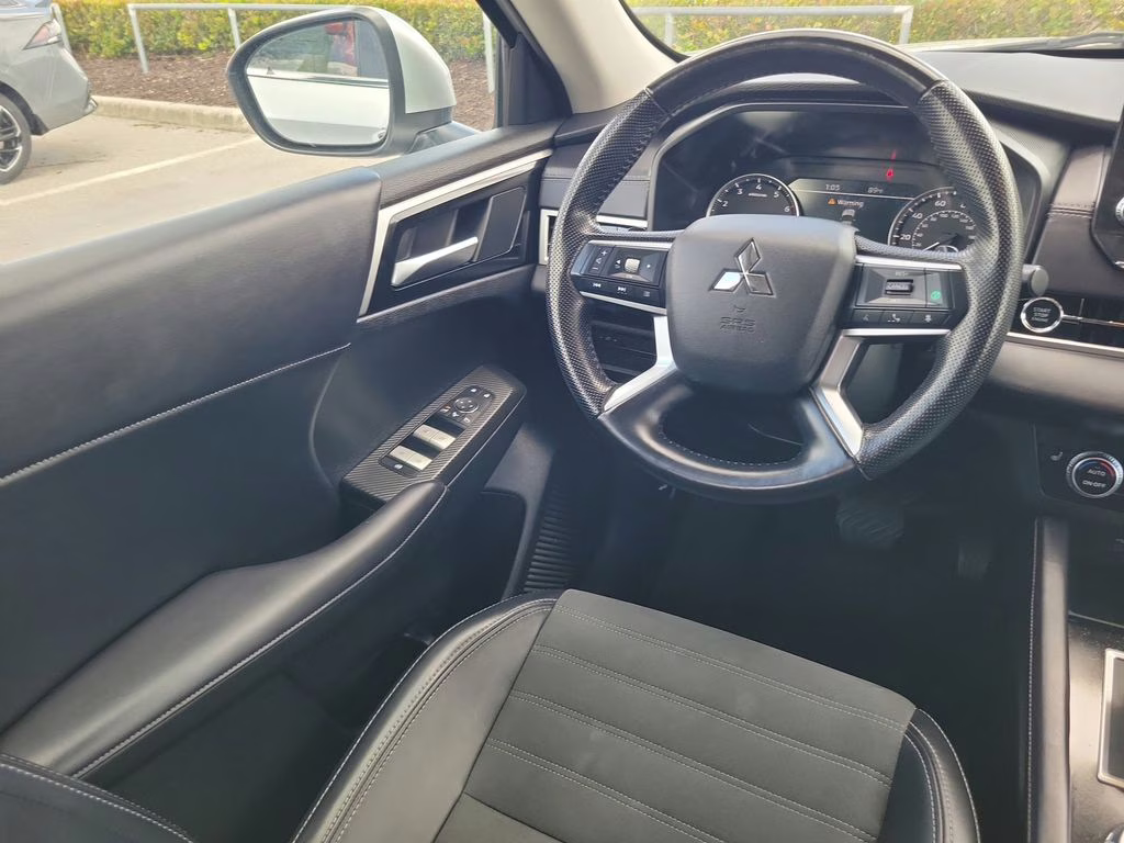 2024 Alloy Silver Metallic/Black Roof Mitsubishi Outlander SE AWD SUV