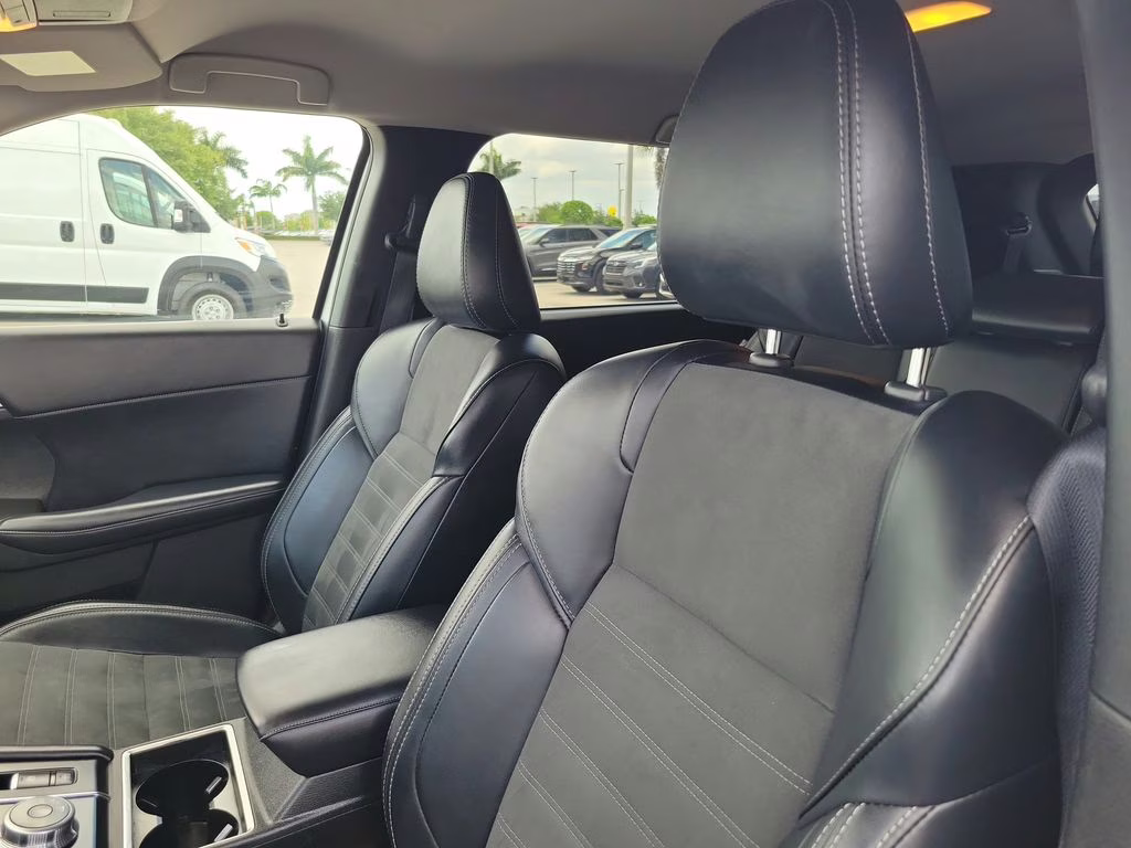 2024 Alloy Silver Metallic/Black Roof Mitsubishi Outlander SE AWD SUV