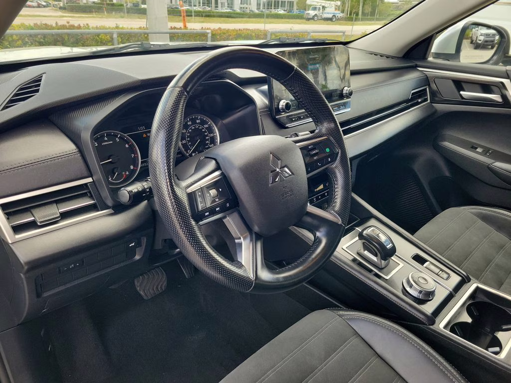 2024 Alloy Silver Metallic/Black Roof Mitsubishi Outlander SE AWD SUV