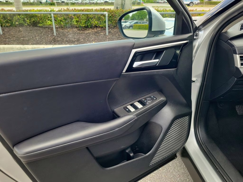 2024 Alloy Silver Metallic/Black Roof Mitsubishi Outlander SE AWD SUV