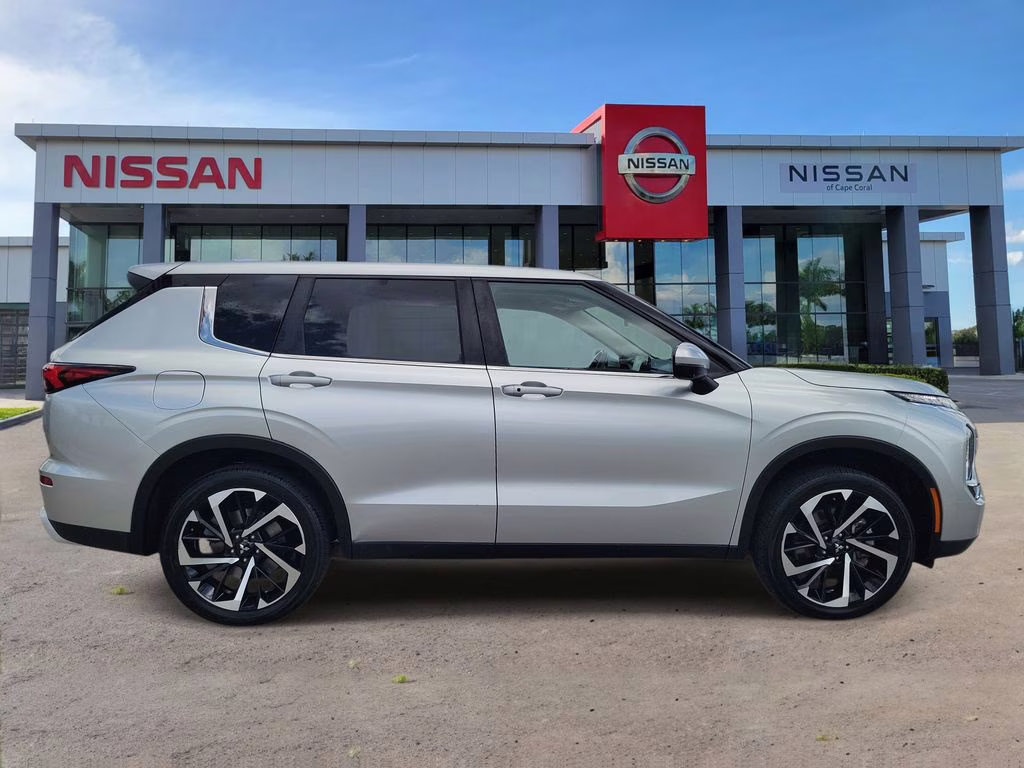 2024 Alloy Silver Metallic/Black Roof Mitsubishi Outlander SE AWD SUV
