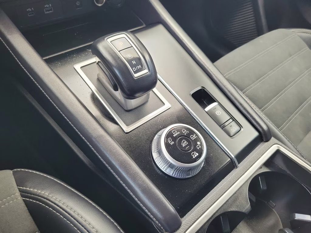 2024 Alloy Silver Metallic/Black Roof Mitsubishi Outlander SE AWD SUV