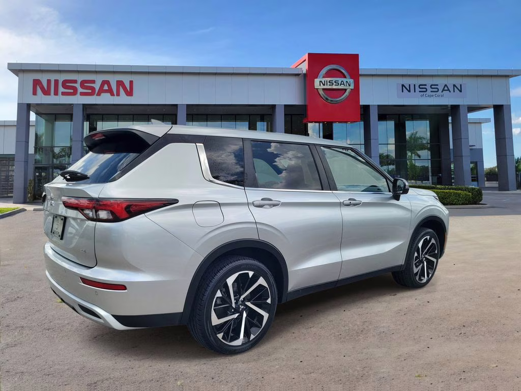 2024 Alloy Silver Metallic/Black Roof Mitsubishi Outlander SE AWD SUV