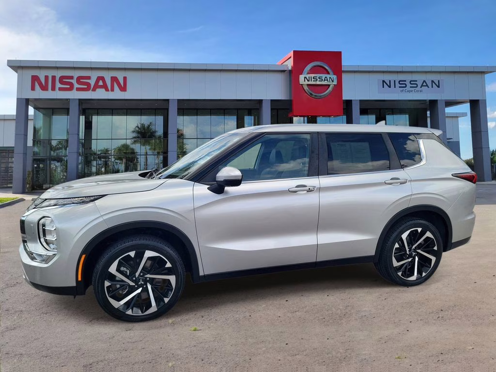 2024 Alloy Silver Metallic/Black Roof Mitsubishi Outlander SE AWD SUV