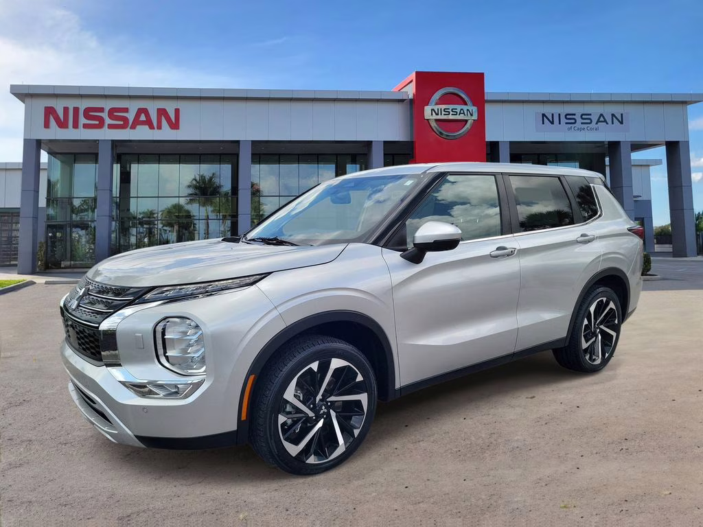 2024 Alloy Silver Metallic/Black Roof Mitsubishi Outlander SE AWD SUV