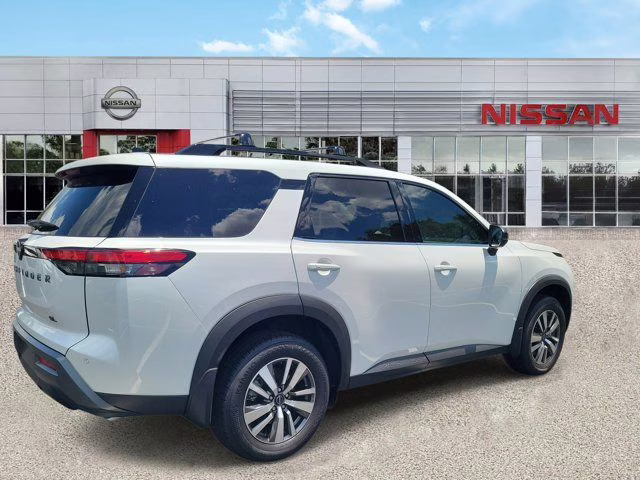 2026 Everest White Pearl Tricoat Nissan Pathfinder SL FWD SUV