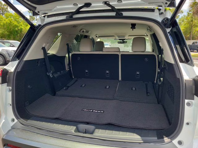 2026 Everest White Pearl Tricoat Nissan Pathfinder SL FWD SUV