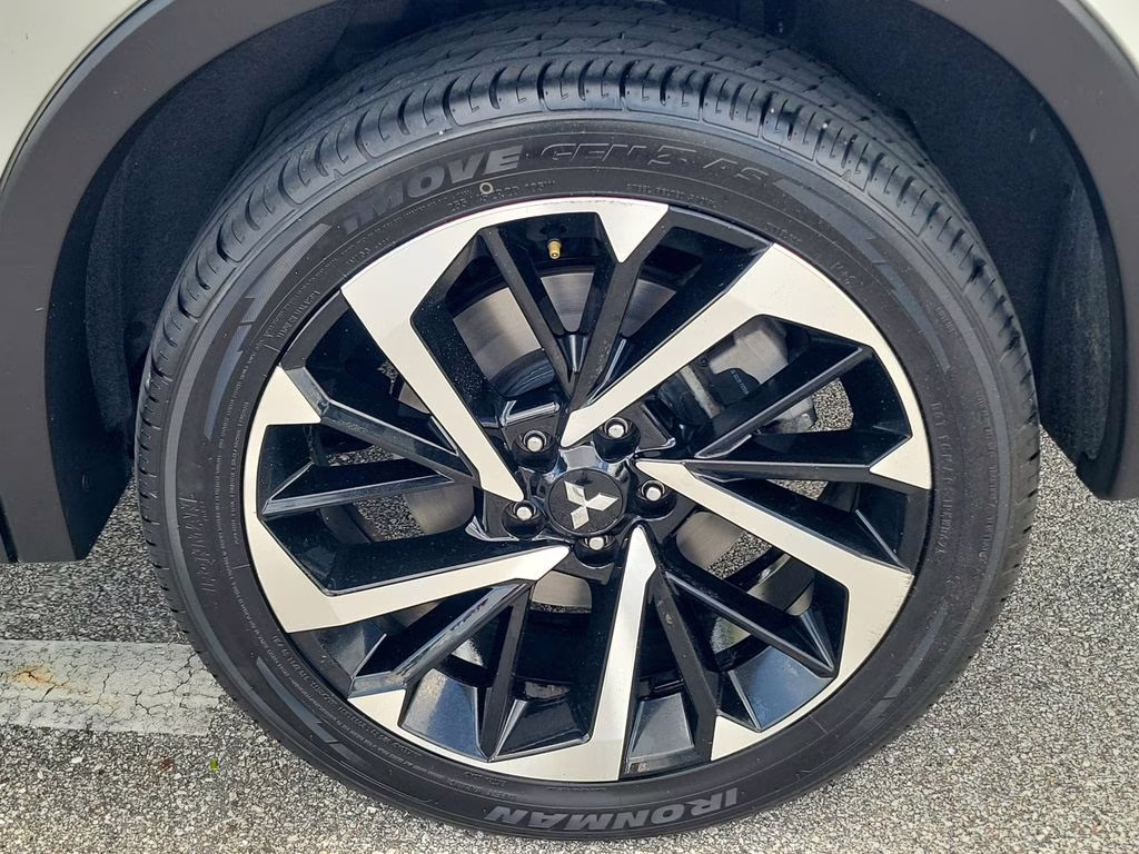 2024 Alloy Silver Metallic/Black Roof Mitsubishi Outlander SE AWD SUV