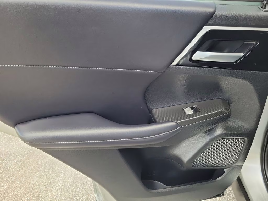 2024 Alloy Silver Metallic/Black Roof Mitsubishi Outlander SE AWD SUV