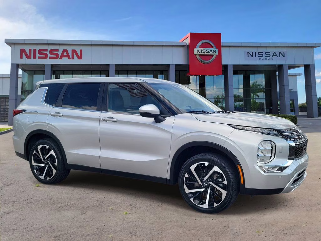 2024 Alloy Silver Metallic/Black Roof Mitsubishi Outlander SE AWD SUV