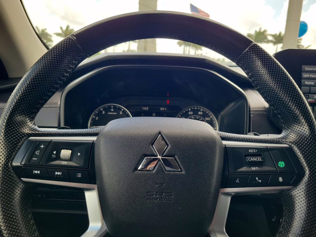 2024 Alloy Silver Metallic/Black Roof Mitsubishi Outlander SE AWD SUV