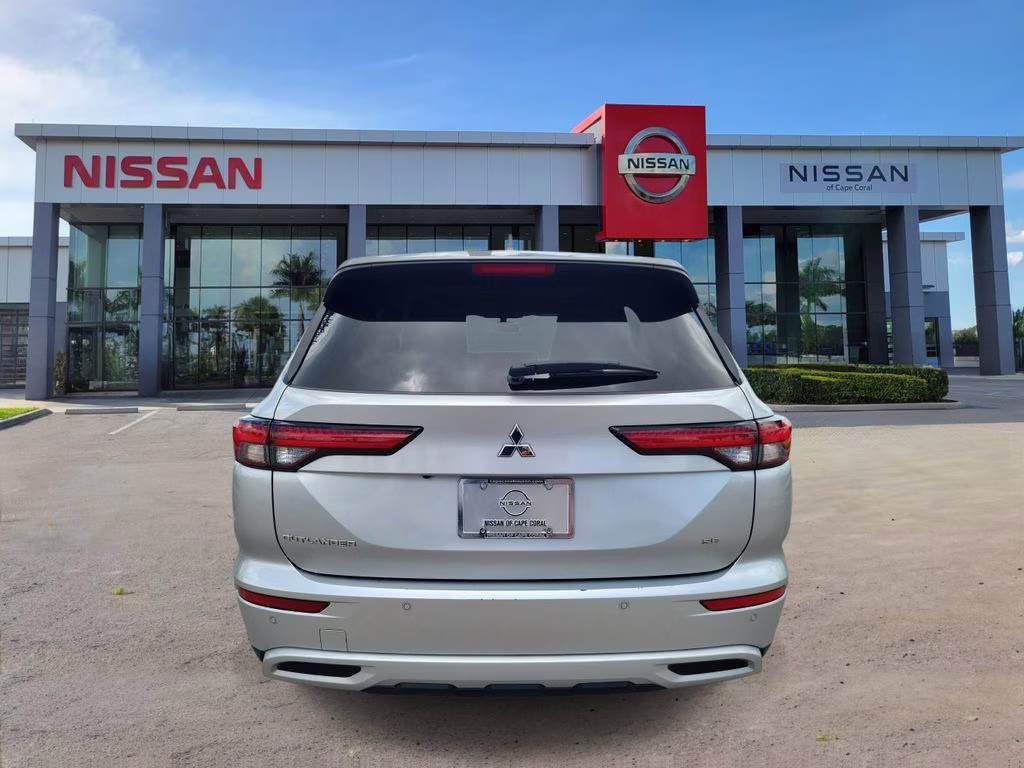 2024 Alloy Silver Metallic/Black Roof Mitsubishi Outlander SE AWD SUV