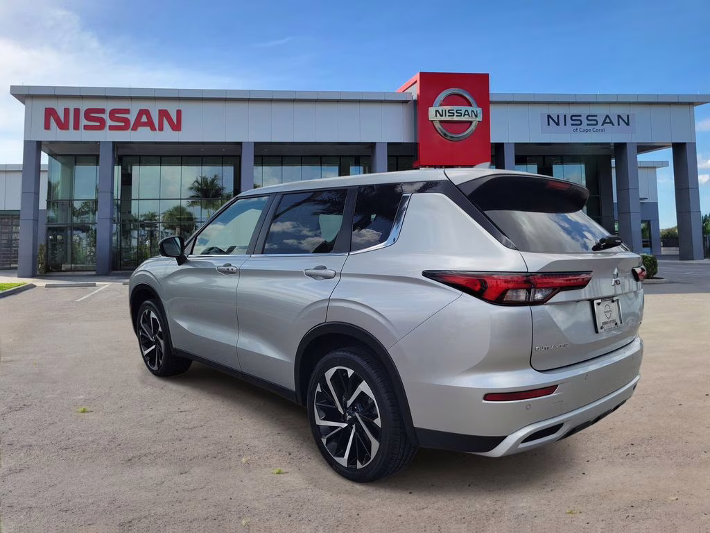 2024 Alloy Silver Metallic/Black Roof Mitsubishi Outlander SE AWD SUV