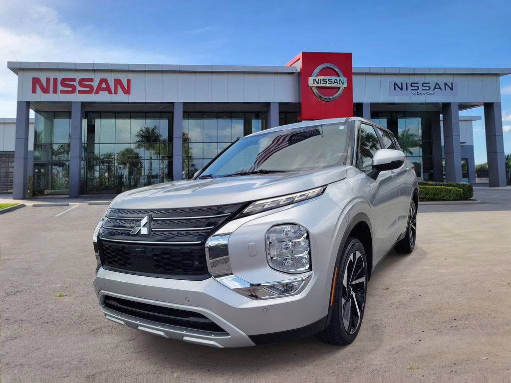 2024 Alloy Silver Metallic/Black Roof Mitsubishi Outlander SE AWD SUV