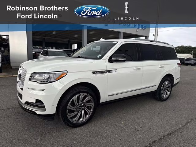 2023 White Metallic Lincoln Navigator Reserve RWD SUV