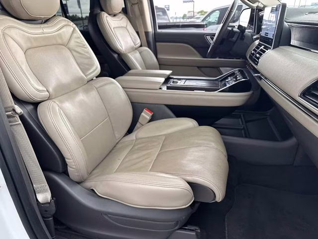 2023 White Metallic Lincoln Navigator Reserve RWD SUV