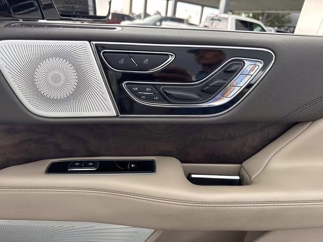 2023 White Metallic Lincoln Navigator Reserve RWD SUV