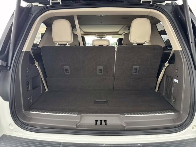 2023 White Metallic Lincoln Navigator Reserve RWD SUV