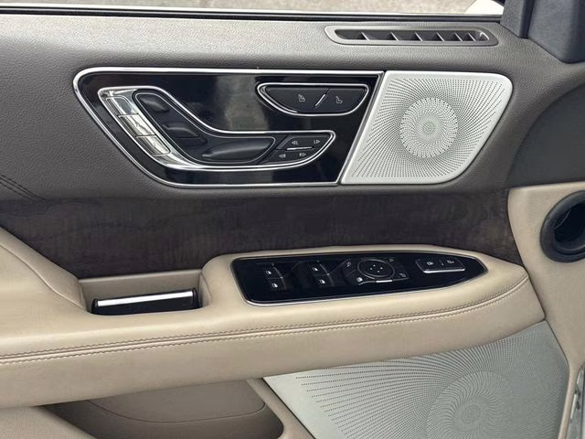 2023 White Metallic Lincoln Navigator Reserve RWD SUV
