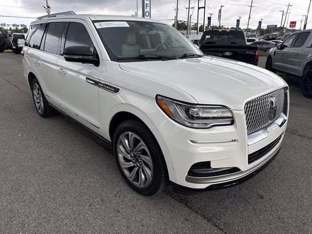 2023 White Metallic Lincoln Navigator Reserve RWD SUV