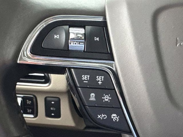 2023 White Metallic Lincoln Navigator Reserve RWD SUV