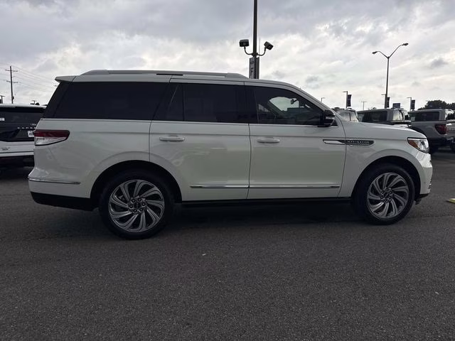 2023 White Metallic Lincoln Navigator Reserve RWD SUV