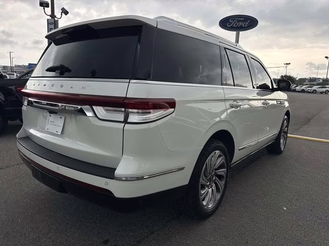 2023 White Metallic Lincoln Navigator Reserve RWD SUV