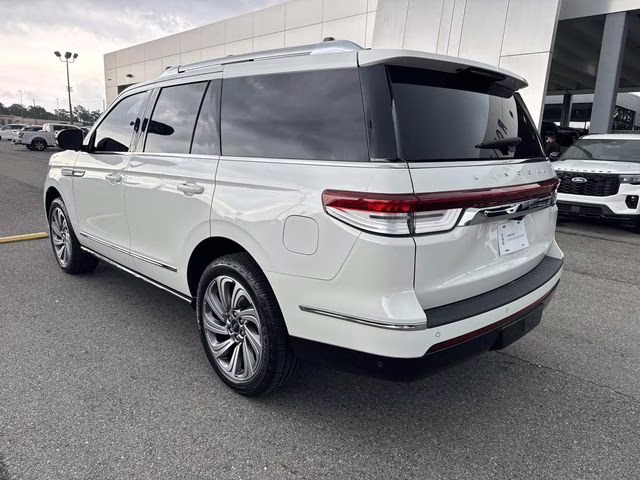 2023 White Metallic Lincoln Navigator Reserve RWD SUV