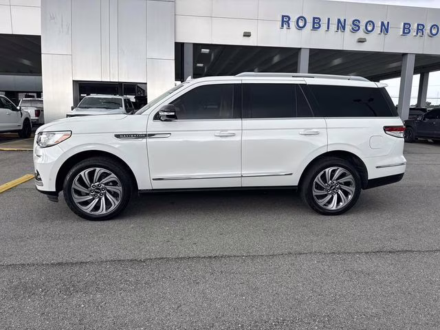 2023 White Metallic Lincoln Navigator Reserve RWD SUV