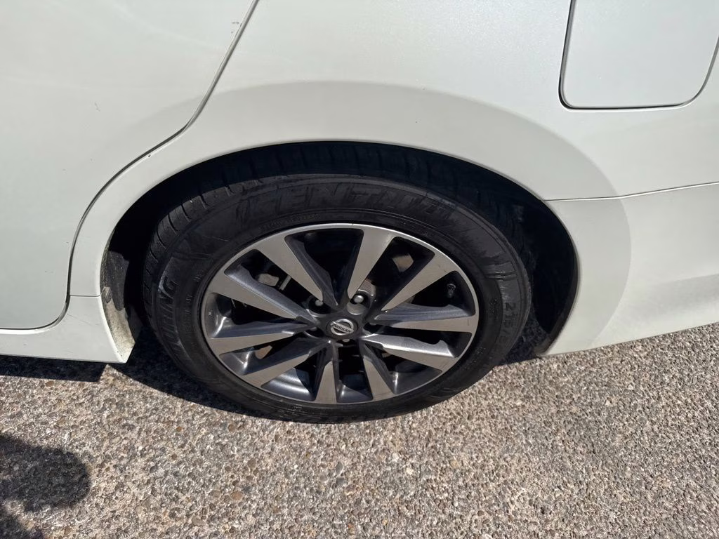 2016 Pearl White Nissan Altima 2.5 SL FWD Sedan